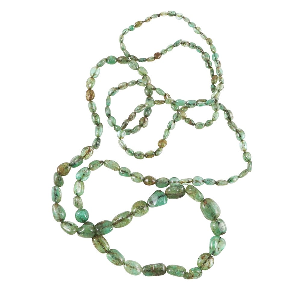 A SINGLE STRAND OF EMERALDS WITHOUT CLASP: Total weight gr. 95,8 Length approx. 130 cm
