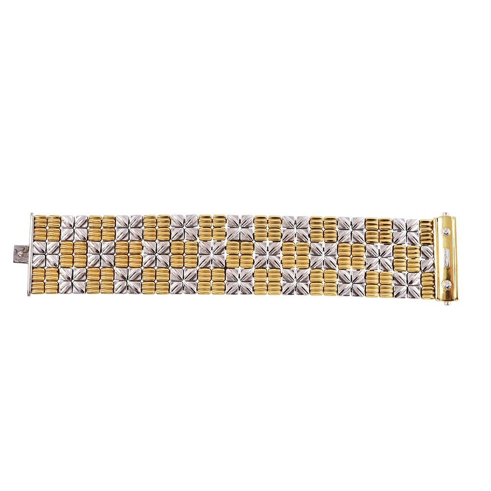 18KT GOLD BRACELET AND DIAMONDS ON THE CLASP, BY CHIMENTO: The bracelet is double-faced: on the front, the elements are alternated in white and yellow gold, while on the back, they are entirely in white gold. Total weight gr. 91,9 Length 19,5 cm Signed: Chime