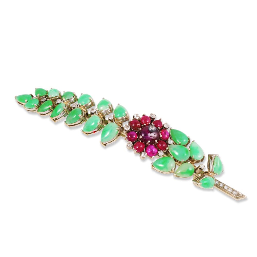 18KT GOLD BROOCH SET WITH JADEITE, RUBIES AND DIAMONDS: Total weight gr. 22,5 Dimensions approx. 9,7 x 1,8 cm