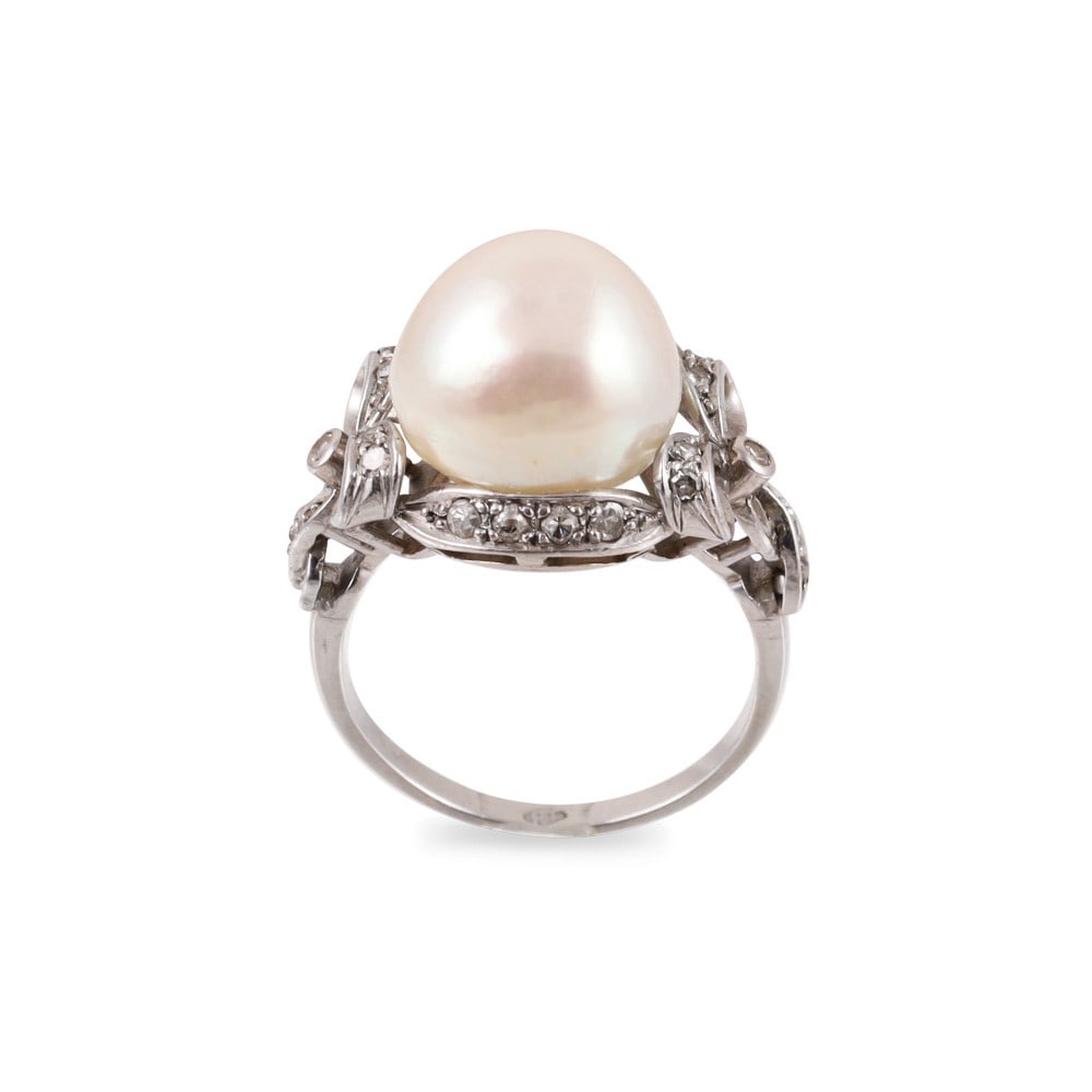 PLATINUM RING SET WITH A NATURAL SALTWATER PEARL AND DIAMONDS (1 of 1)