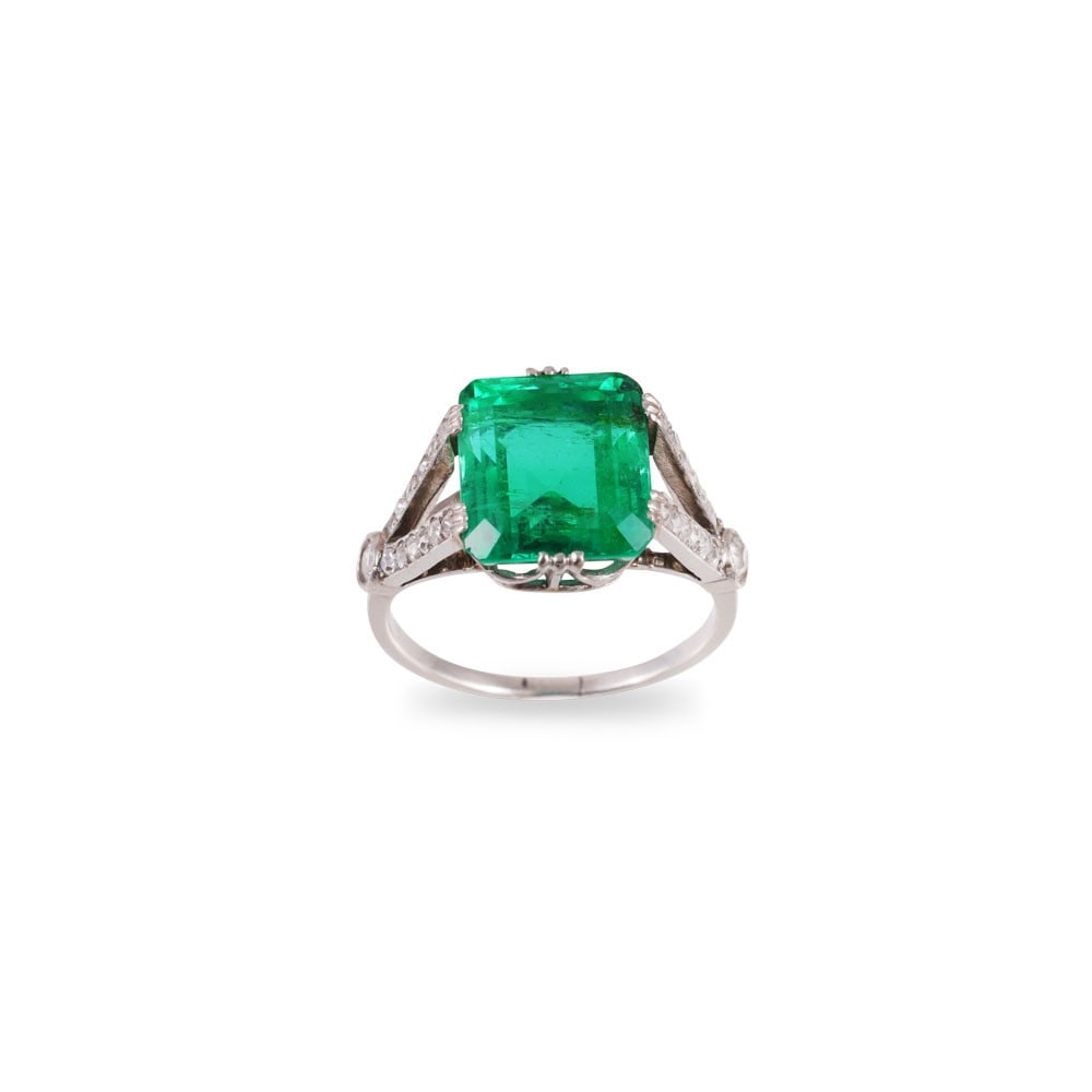 PLATINUM RING SET WITH EMERALD AND DIAMONDS: Total weight gr. 4,8 Emerald weight approx. 4,90 ct Size 14 (IT)
