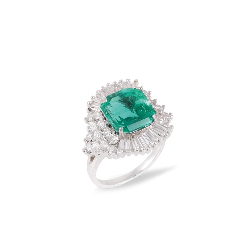 18KT GOLD RING SET WITH EMERALD AND DIAMONDS: Total weight gr. 11 Emerald weight approx. 5,20 ct Size 14,5 (IT)