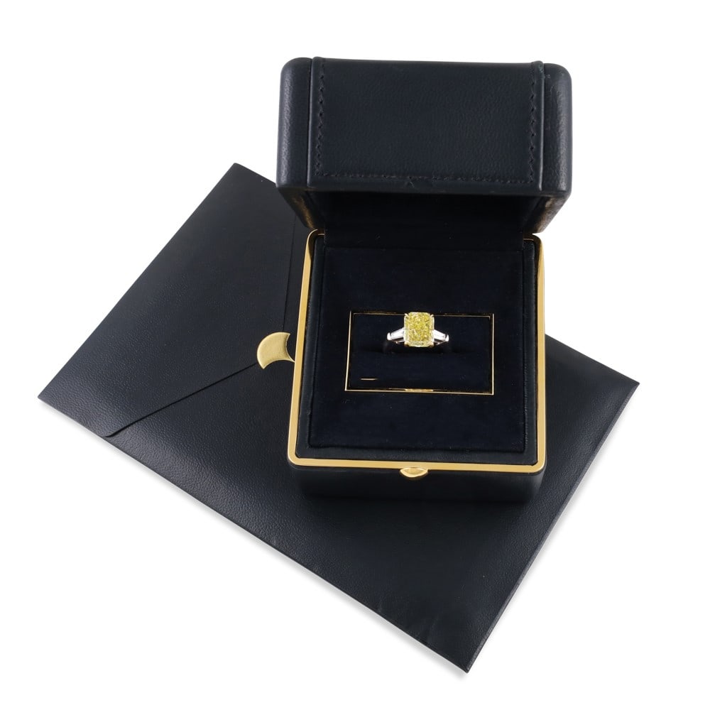 18KT GOLD RING SET WITH A 4,06 CT FANCY INTENSE YELLOW DIAMOND AND COLORLESS DIAMONDS, BY GRAFF: Total weight gr. 5,8 Size 11 (IT) Signed: GRAFF Numbered: GR274624 Report No. 2231317133 dated 17th June 2024 issued by the GIA Laboratory, U.S.A. (laser-engraved number on the diamond girdle) Accompa