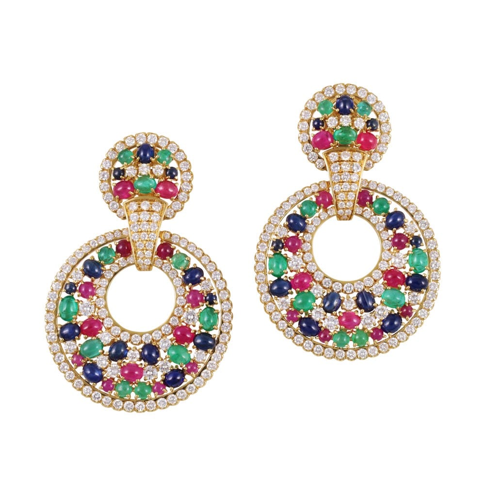 18KT GOLD EARRINGS SET WITH DIAMONDS, CABOCHON-CUT EMERALDS, RUBIES AND SAPPHIRES: Total weight gr. 64,9 Total diamonds weight approx. 11 ct Total precious colored gemstones weight approx. 25 ct Dimensions approx. 6,2 x 4,2 cm