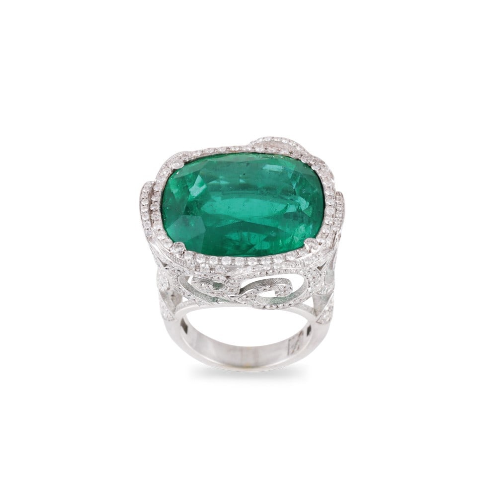 18KT GOLD RING SET WITH EMERALD AND DIAMONDS: Total weight gr. 23,8 Emerald weight 34,54 ct Size 18 (IT) Gemmological Report No. GRS2017-097081 dated 29 September 2017 issued by the GRS Laboratory, Lucerne