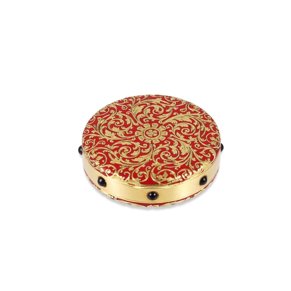 18KT GOLD PILLBOX WITH ENAMEL (minor loss) AND ONYX: Total gross weight gr. 50,6 (including inner mirror) Dimensions approx. 4,3 x 1,3 cm