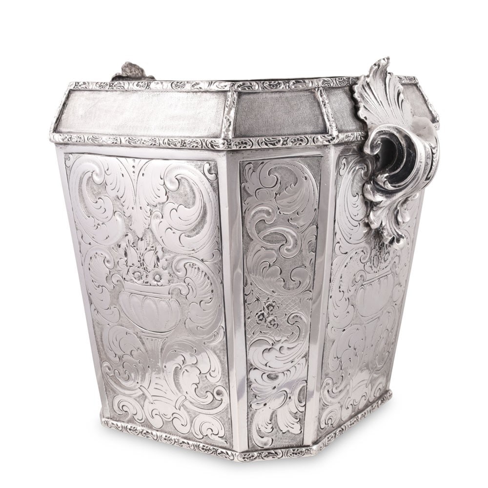 800 SILVER CACHE-POT: Total weight approx. gr. 1.380 Dimensions approx. 22 x 18 x 20 cm Hallmark 88 MI with fasces (Colombo Luigi - Milano)
