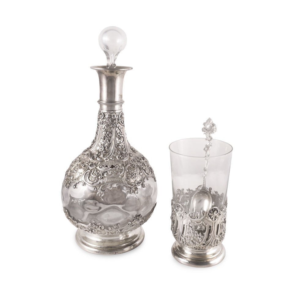 800 SILVER AND GLASS ROSOLIO BOTTLE WITH GLASS AND SPOON, BY ANTONIO GIACCHÉ: Height approx. 26 cm and 12 cm Bottle and glass signed A. Giacché - Milano