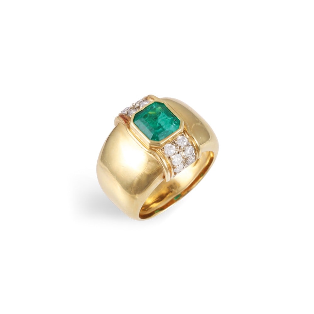 18KT GOLD RING SET WITH EMERALD AND DIAMONDS: Total weight gr. 13,5 Size 14 (IT)