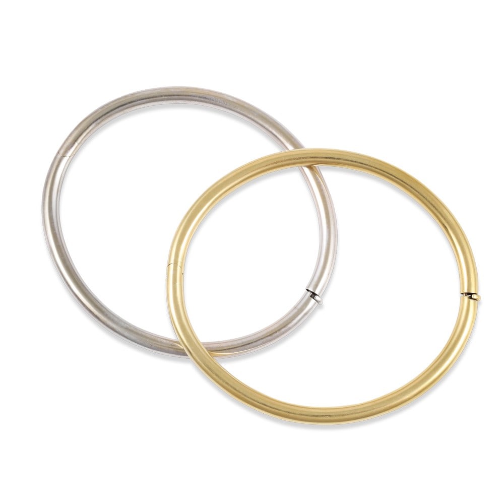 TWO 18KT GOLD BANGLE: Total weight gr. 18,2 Size approx. 17,5 cm