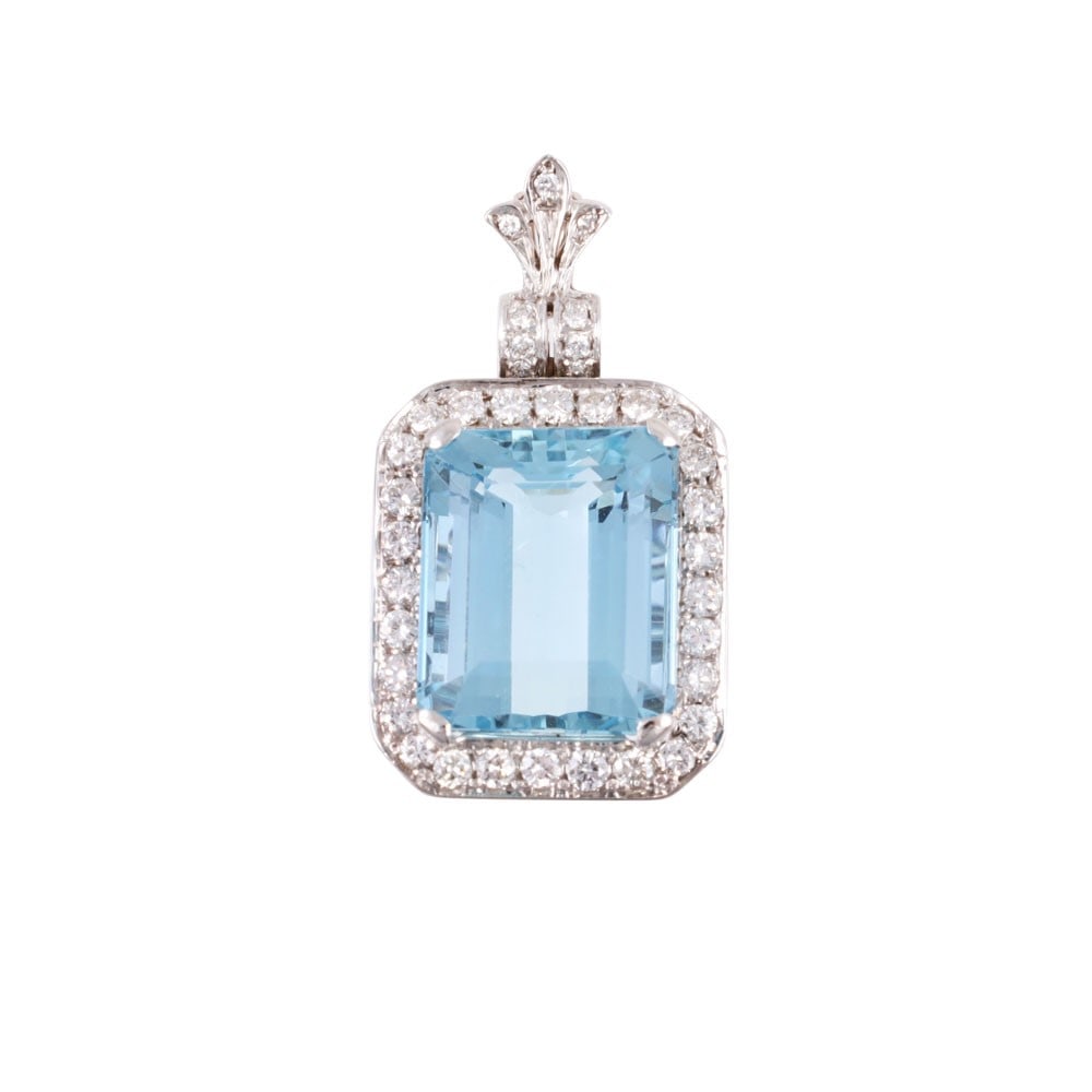 18KT GOLD PENDANT SET WITH AQUAMARINE AND DIAMONDS: Total weight gr. 8 Aquamarine weight approx. 9,50 ct Dimensions approx. 3,1 x 1,6 cm