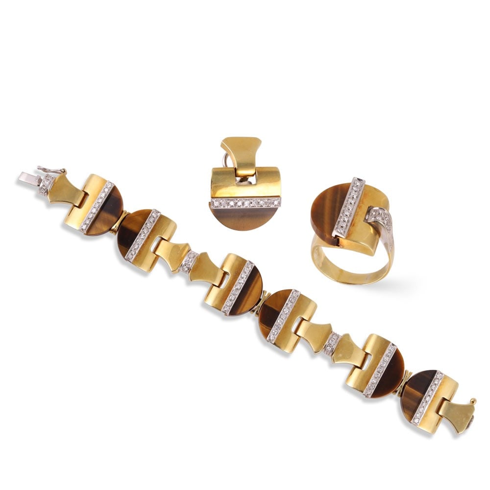 18KT GOLD BRACELET, RING AND SINGLE CLIP-ON EARRING SET WITH TIGER'S EYE AND DIAMONDS: Total weight gr. 72,8 Bracelet length approx. 17,5 cm, ring size 14 (IT), single earring dimensions approx. 2,7 x 2,1 cm