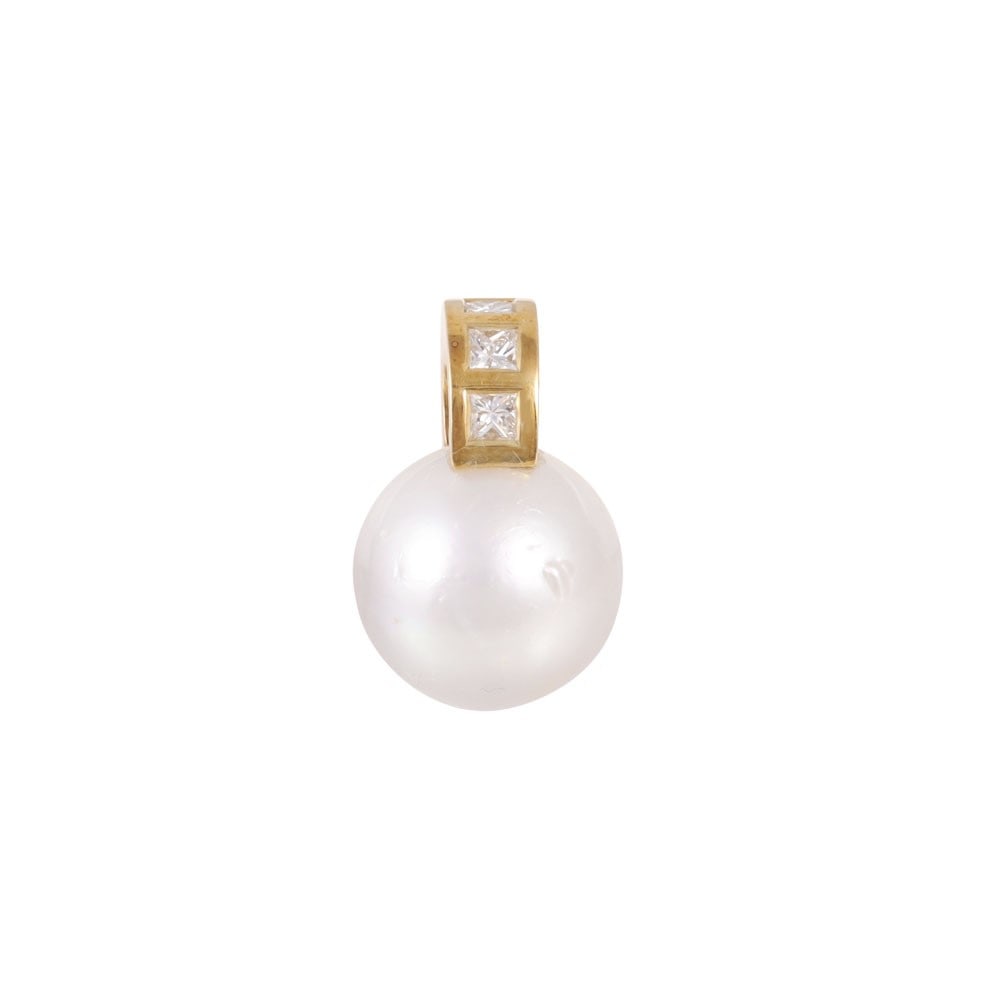 * 18KT GOLD PENDANT SET WITH DIAMONDS AND SOUTH SEA CULTURED PEARL: Total weight gr. 9,6 Pearl diameter approx. 16 mm Dimensions approx. 2,4 x 1,6 cm