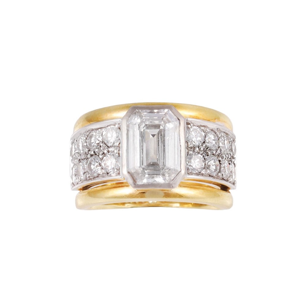 1,88 CT RECTANGULAR STEP-CUT DIAMOND MOUNTED ON AN 18KT GOLD RING SET WITH SIDE DIAMONDS: Total weight gr. 11,7 Size 12 (IT) Diamond report No. 60700 dated 12th March 2026 issued by the IGI Laboratory, Milan