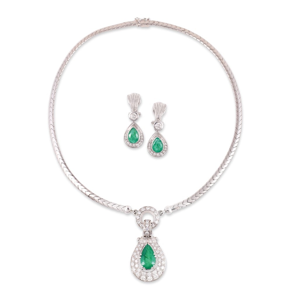 18KT GOLD NECKLACE AND CLIP EARRINGS SET WITH EMERALDS AND DIAMONDS: Total weight gr. 55,9 Necklace length approx. 41 cm, earrings length approx. 3,5 cm