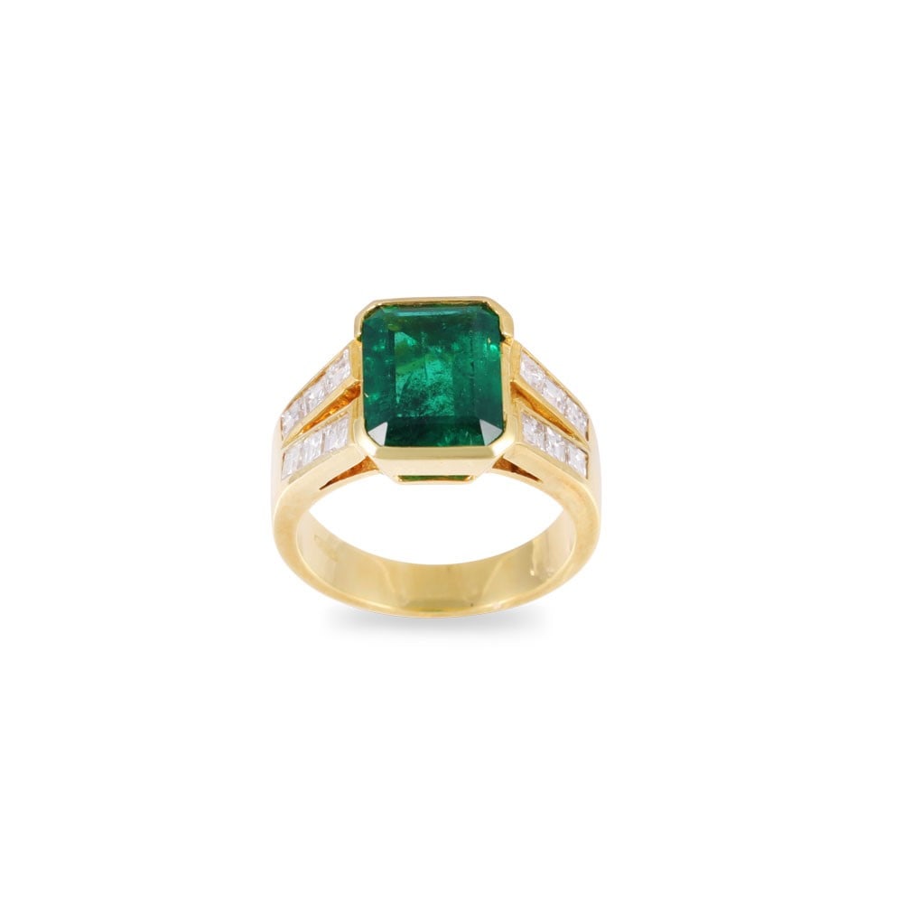 18KT GOLD RING SET WITH EMERALD AND DIAMONDS: Total weight gr. 9,4 Emerald weight approx. 3,60 ct Size 14 (IT)