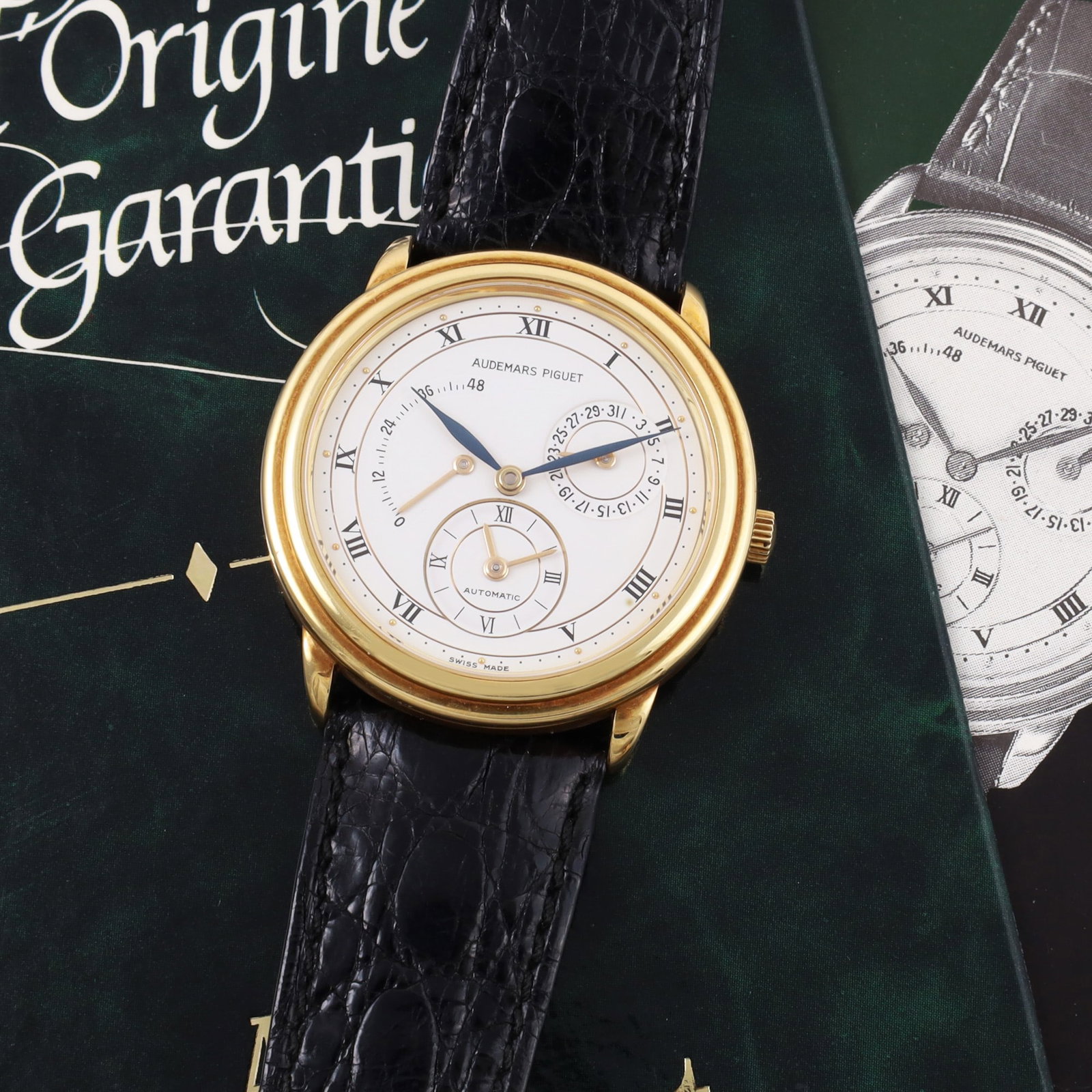 AUDEMARS PIGUET: AUDEMARS PIGUET Ref: BA25685, 'Dual Time' A fine and elegant, self winding, 18K yellow gold wristwatch with two time zones, date, 48 hours power reserve and gold original buckle Sold in 1990.