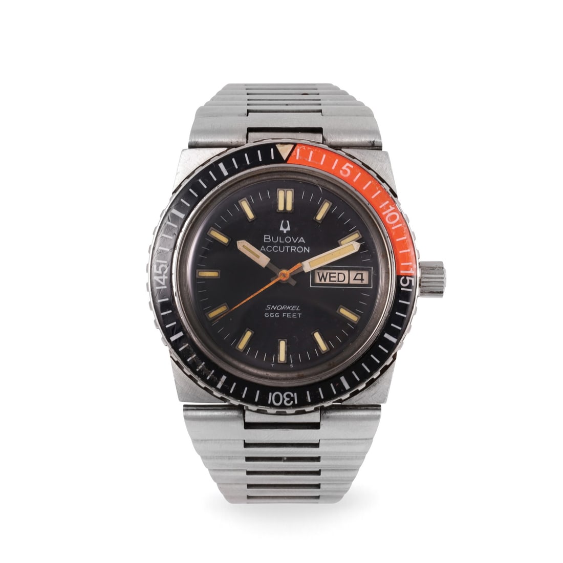Bulova: Bulova Ref: 'Snorkel 666' Large, electronic, stainless steel wristwatch with bakelite bezel, day/date and original bracelet with deployant clasp Made in 1975 DIAM: 40 mm