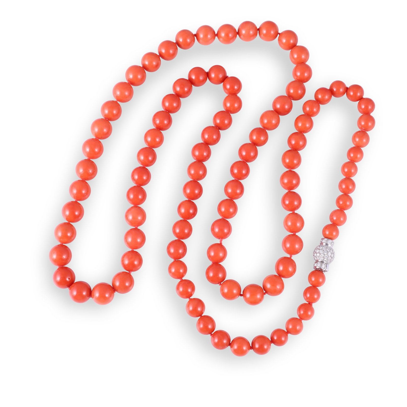 * ~ LONG SINGLE-STRAND CORAL NECKLACE WITH 18KT GOLD DIAMOND-SET CLASP: Total weight approx. gr. 146 Total diamonds weight approx. 1,70 ct Length approx. 103 cm