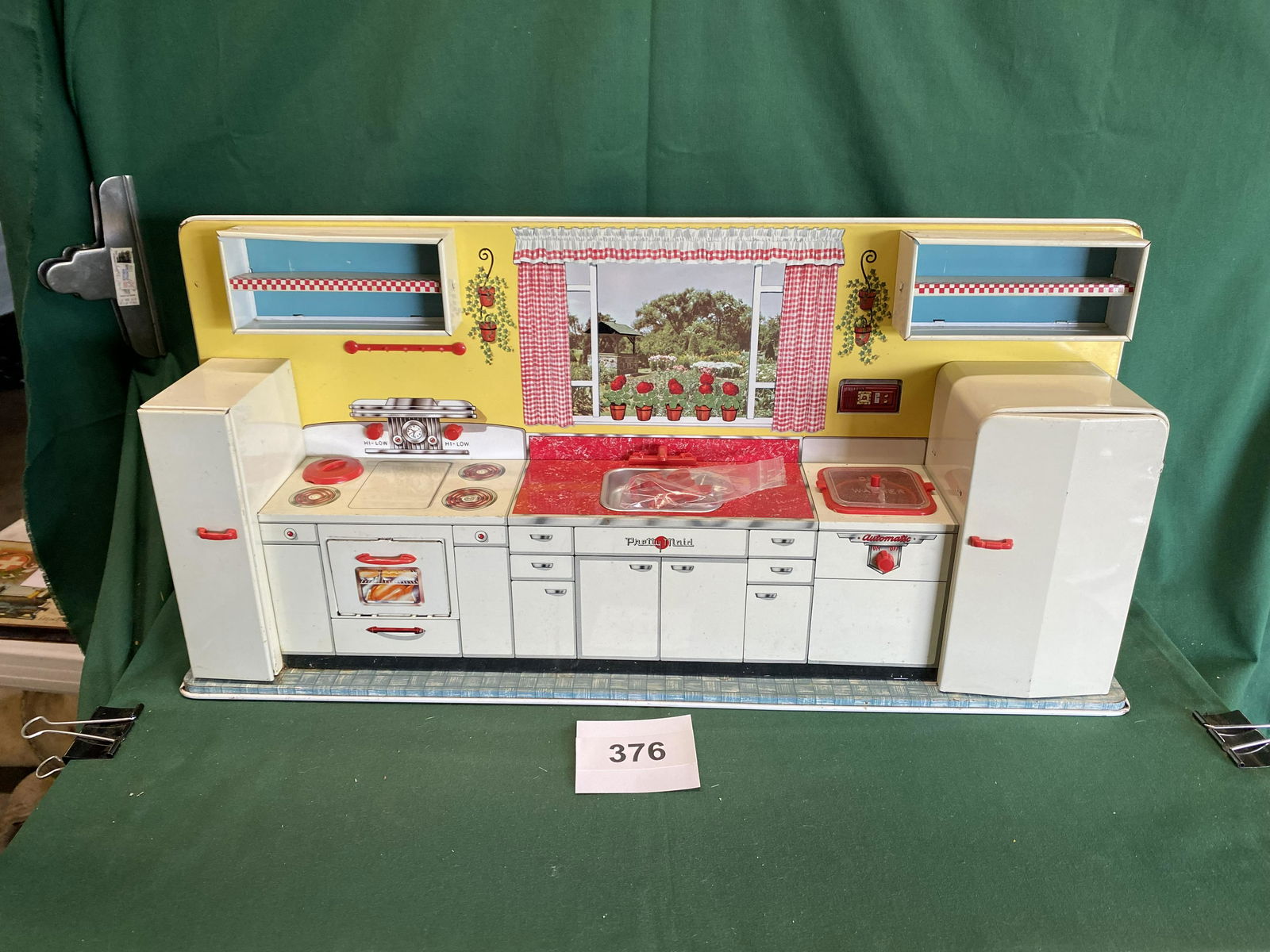 Marx Tin Modern Small Kitchen play set. (1 of 6)