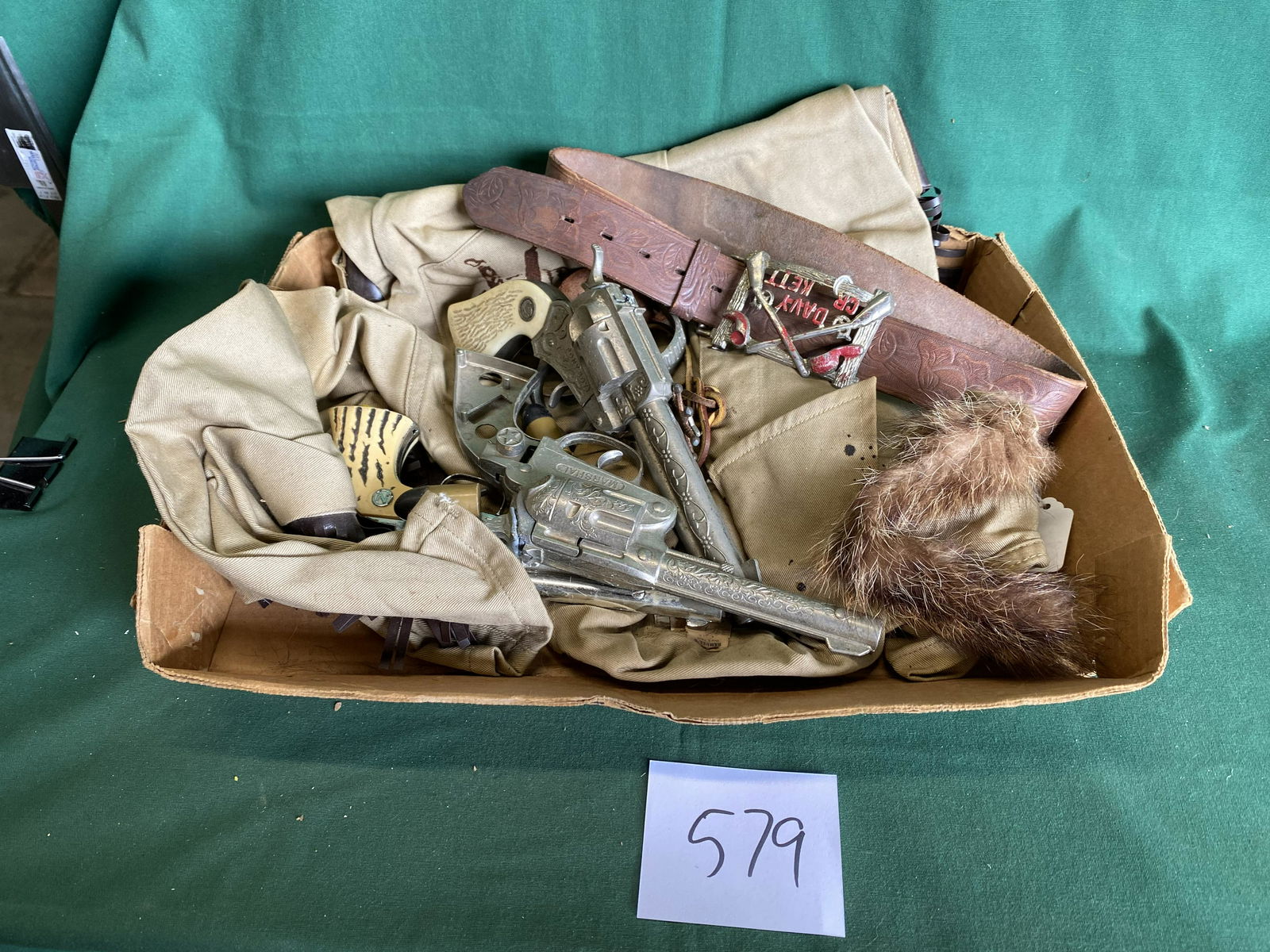 Davy Crocket kid shirt and cap guns (1 of 10)