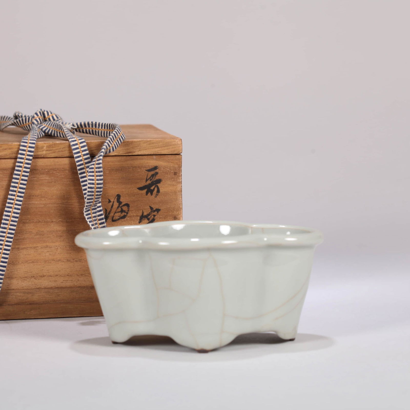 Ge Type Begonia-shape Narcissus Pot (1 of 5)