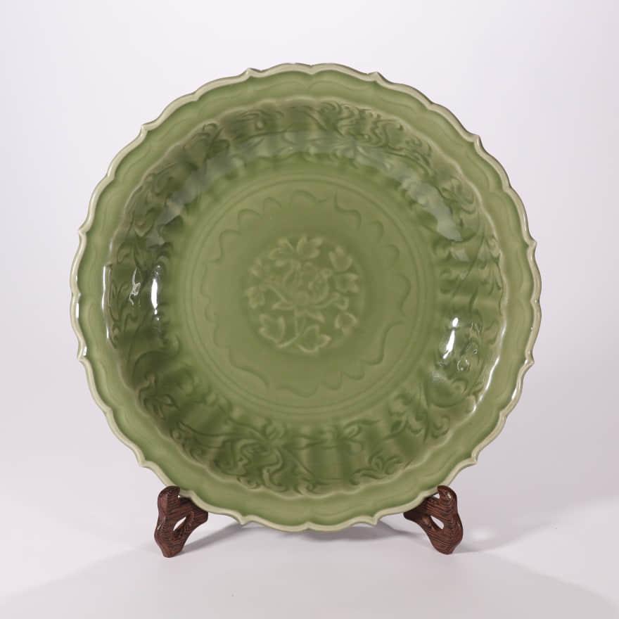 Longquan Kiln Celadon-glazed Flower Foliated Edge Plate (1 of 6)