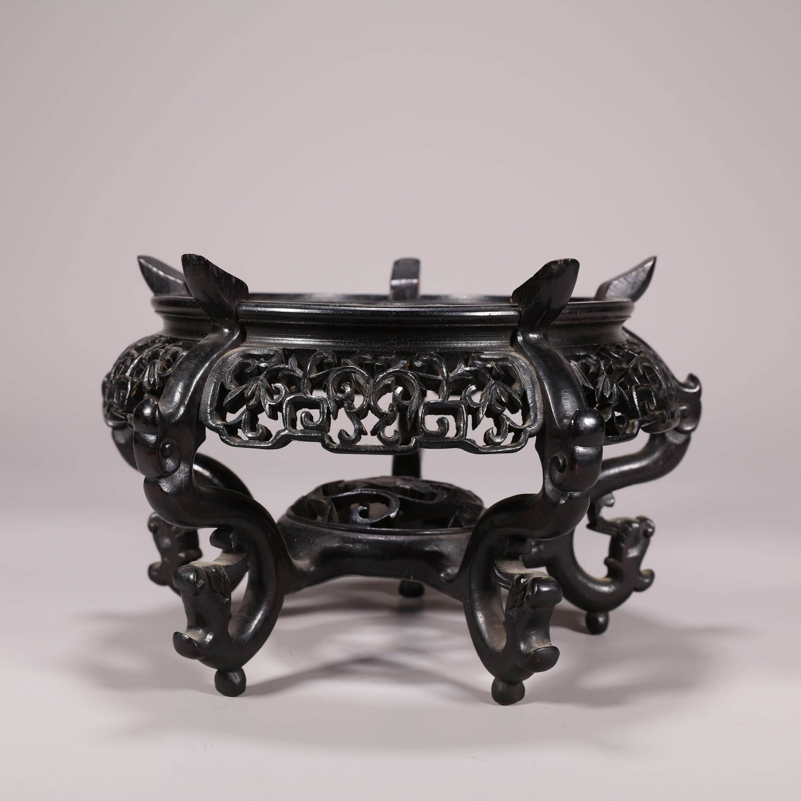 Sandalwood Openwork Grass and Flower Stand (1 of 9)