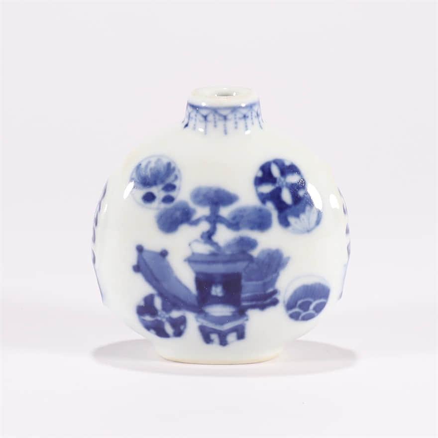 Blue and White Antique Snuff Bottle (1 of 6)