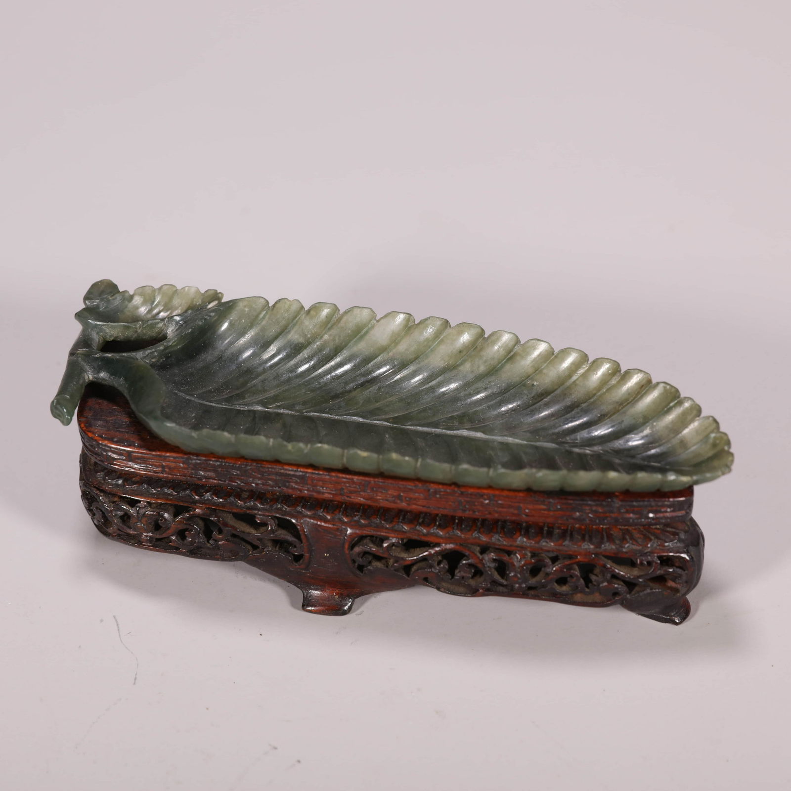 Carved Spinach-green Jade Leaf-shape Washer (1 of 9)