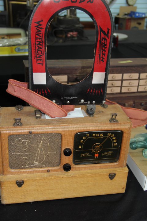 Zenith Wave Magnet Radio: Zenith Wave Magnet Radio in a wooden case with portable antnna. Model 6G601M. 15x10x6