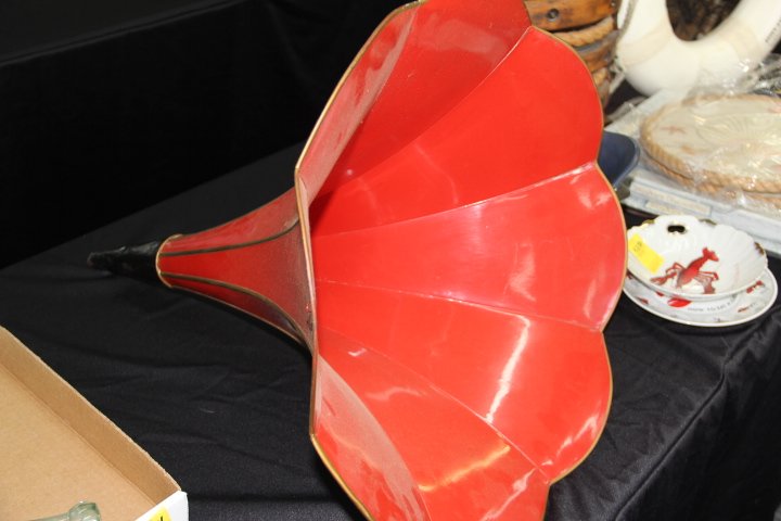 Large Victrola Horn: Large Victrola Horn. Metal. 18x24