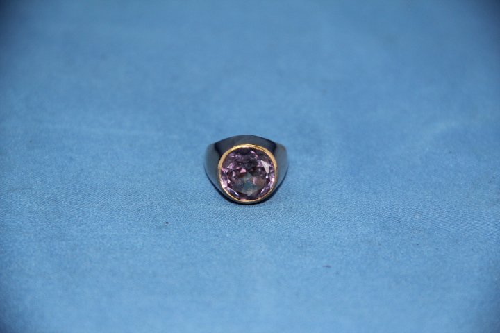 Ladies 18K Gold and Chinese Alexandrite Ring: Ladies 18K Gold and Chinese Alexandrite Ring. Size 7.
