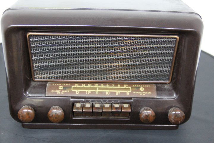 Wards Airline Standard Broadcast Short Wave Radio: Wards Airline Standard Broadcast Short Wave Radio. Brown plastic case. Working condition. Measures 12 1/2 in. L, 7 in. D and 8 in. T.