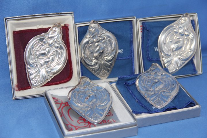 Wallace Silversmith Sterling Ornaments - 5: 117-8203 1988 Five Wallace Silversmith sterling silver ornaments. Original box. 100 grams.