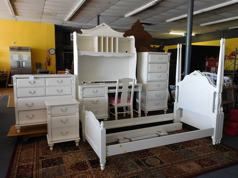 Child's Bedroom Set (1 of 7)
