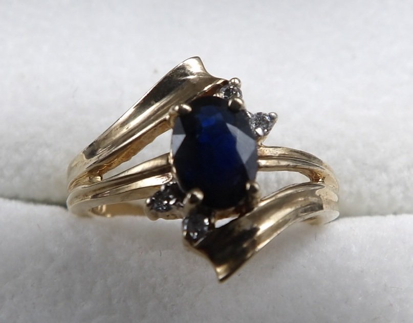 Oval Natural Blue Sapphire Ring 10k Yellow Gold Size 6 (1 of 4)