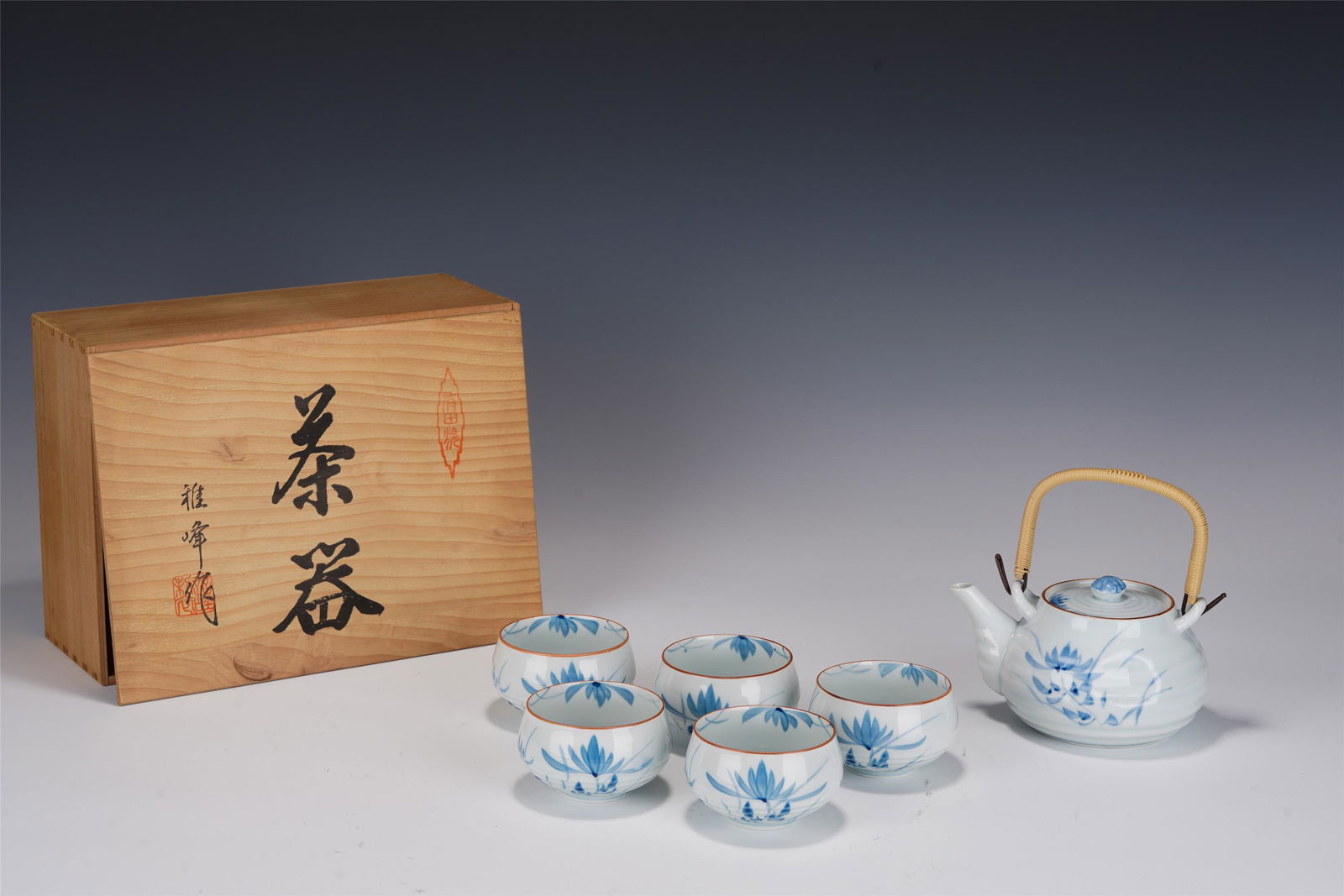 A SET OF BLUE AND WHITE TEA-WARES WITH WOODEN BOX: 15x7.5,7.5x5 cm.