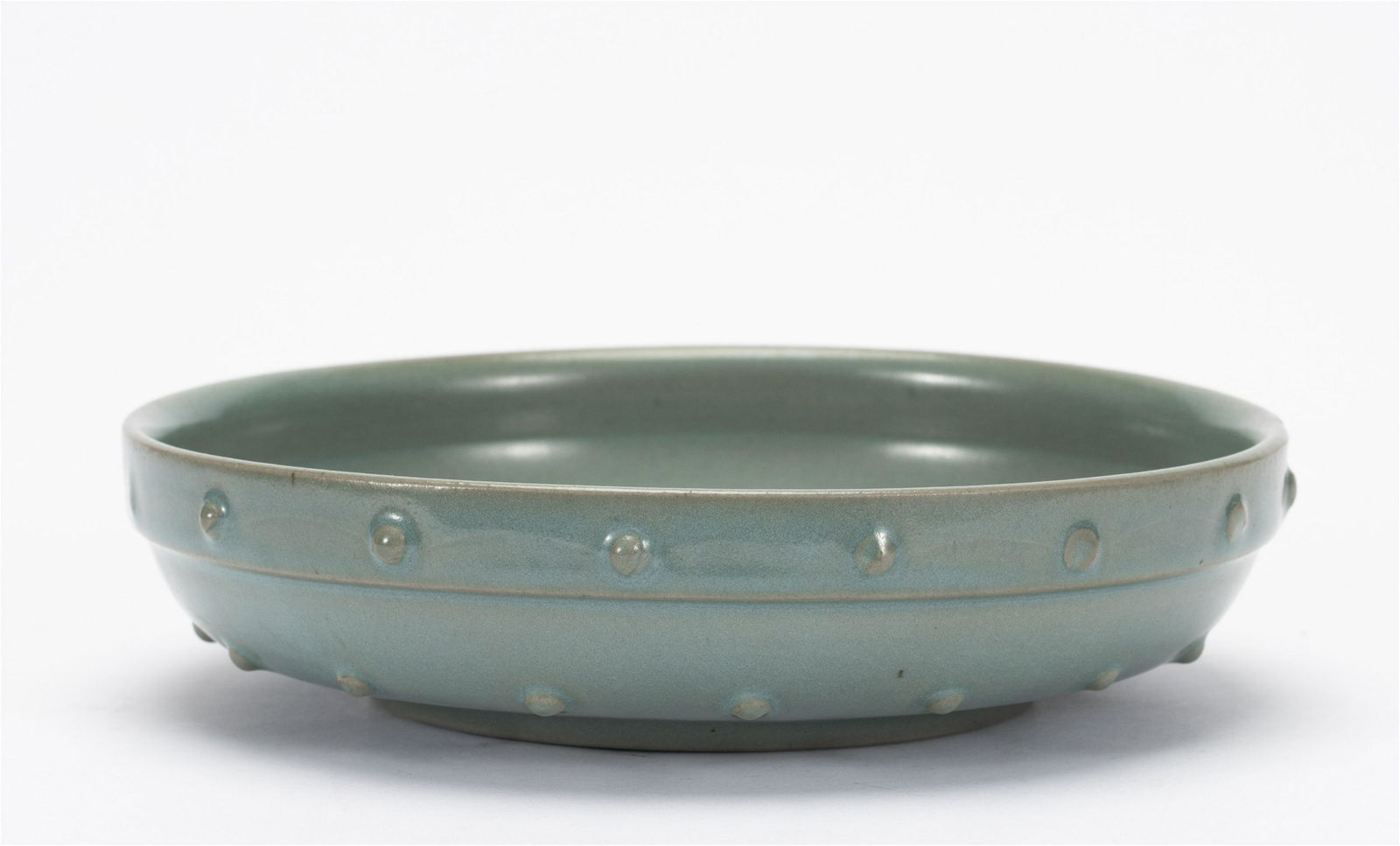 A CHINESE CELADON GLAZE PORCELAIN DISH (1 of 9)