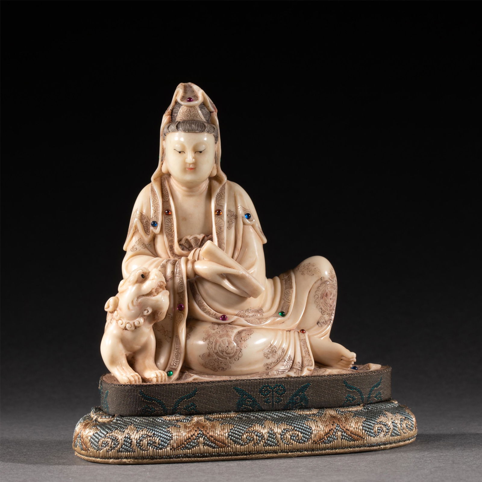 A HARDSTONES INLAID SOAPSTONE FIGURE OF GUANYIN (1 of 8)