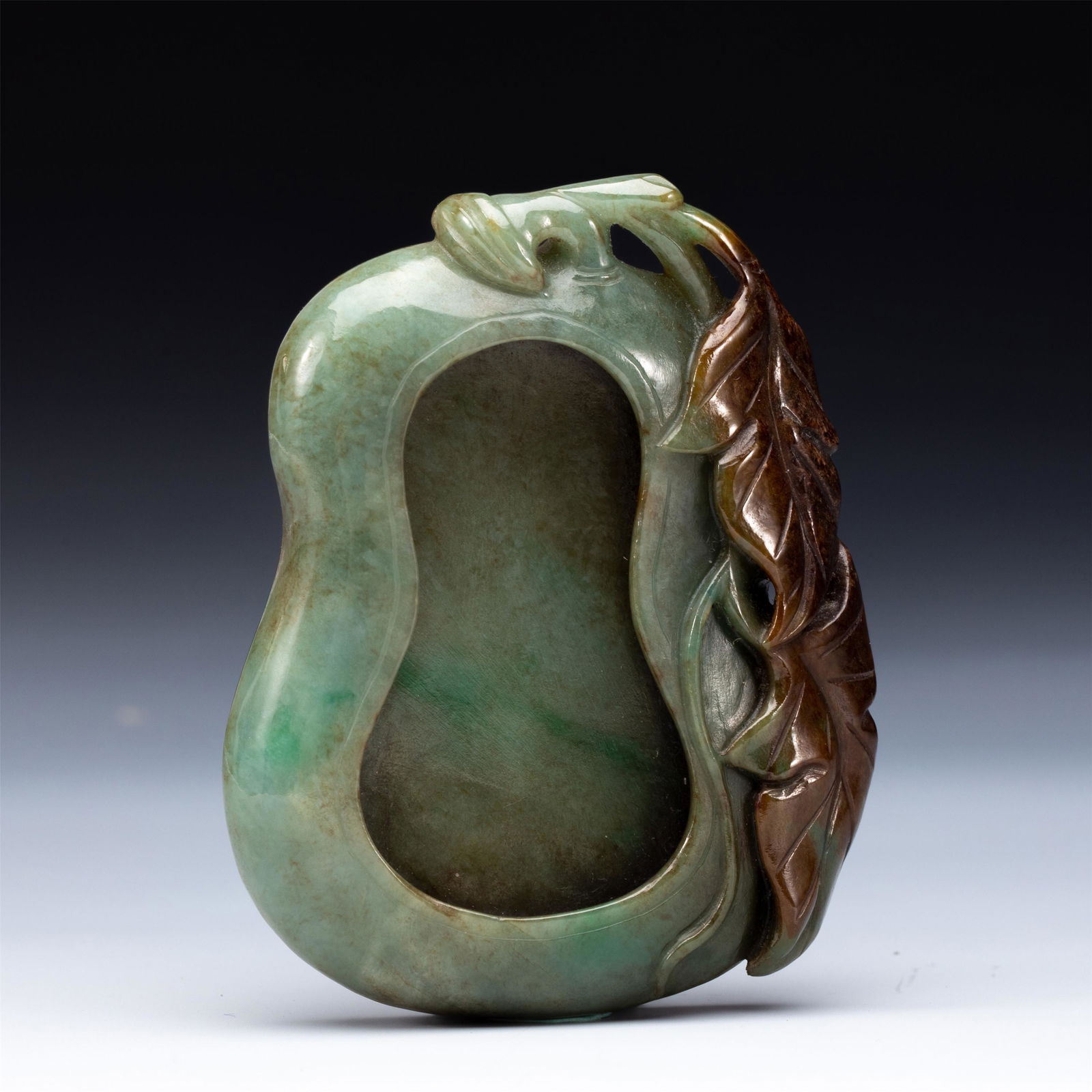 A CHINESE CARVED JADEITE BRUSH WASHER (1 of 8)
