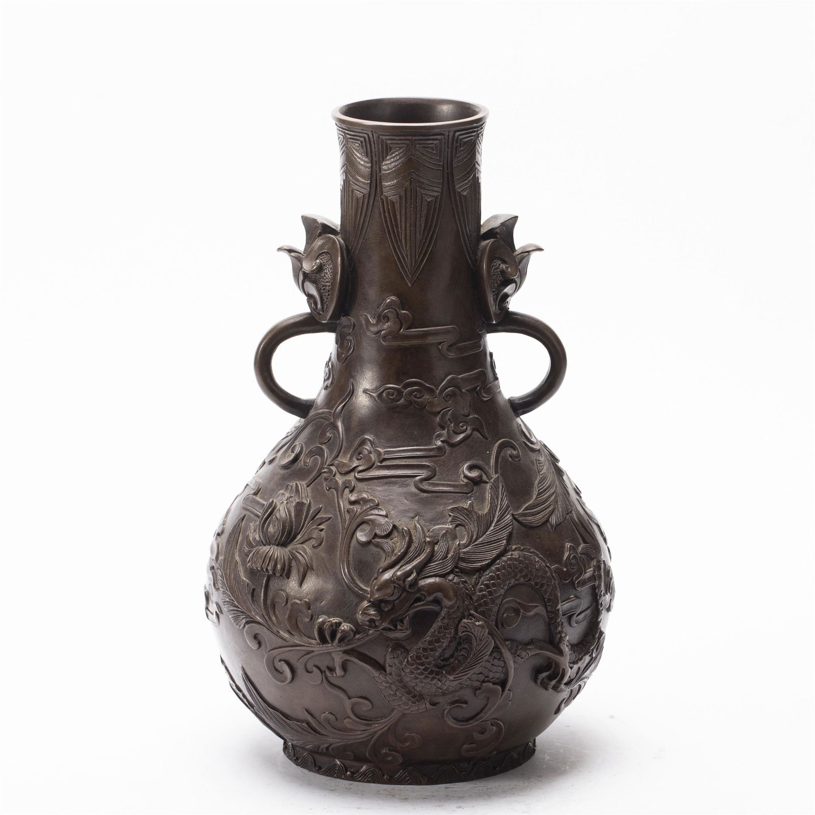 A CHINESE BRONZE VASE WITH DOUBLE HANDLES (1 of 10)