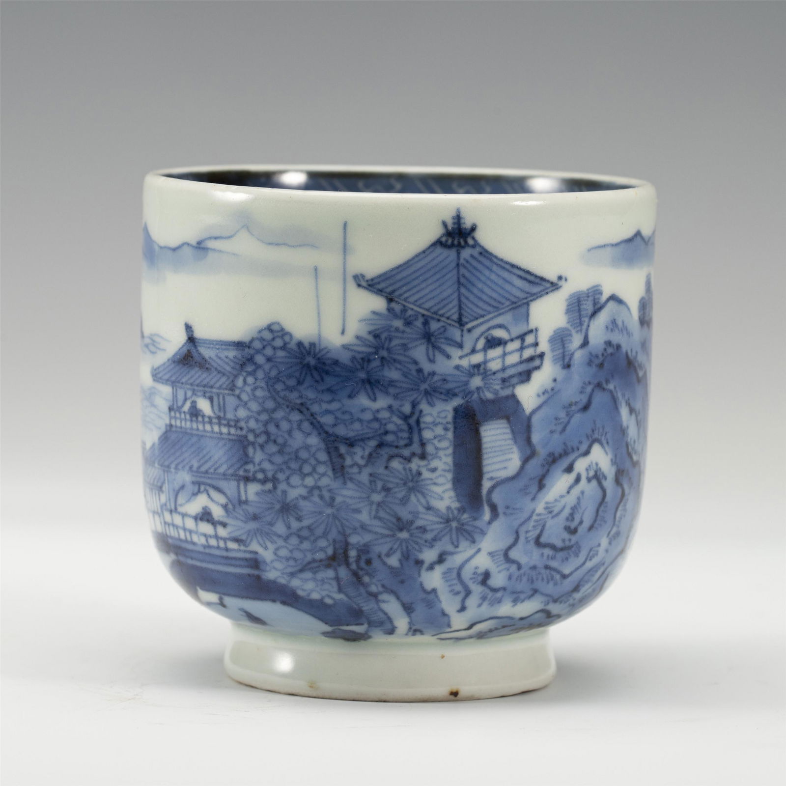 A CHINESE BLUE AND WHITE PORCELAIN CUP (1 of 9)