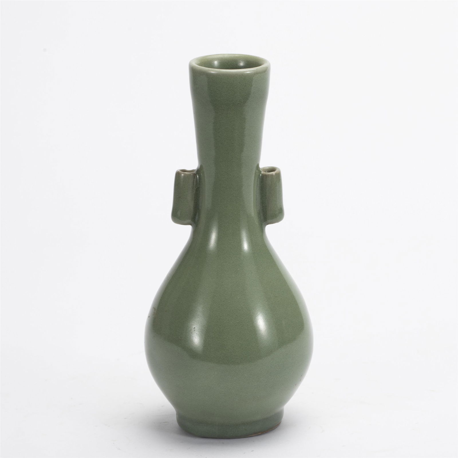 A CHINESE CELADON GLAZE ARROW VASE (1 of 8)