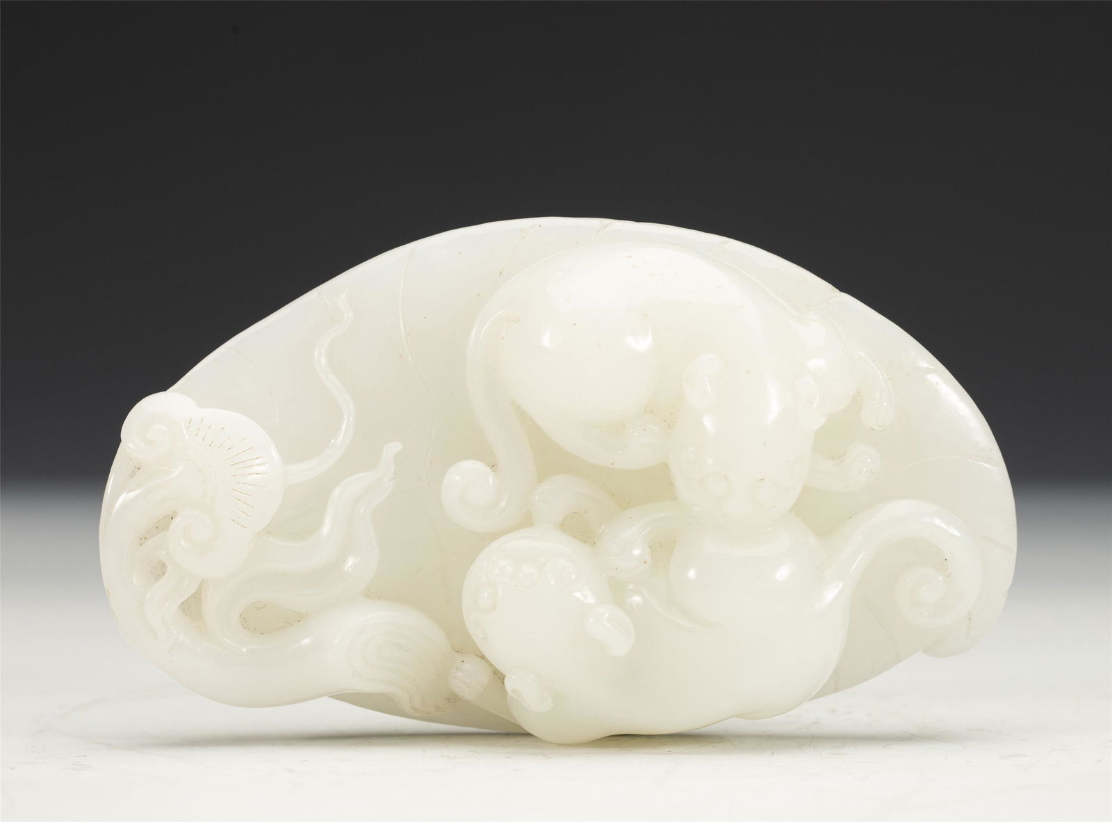 A CHINESE CARVED JADE DECORATION (1 of 10)
