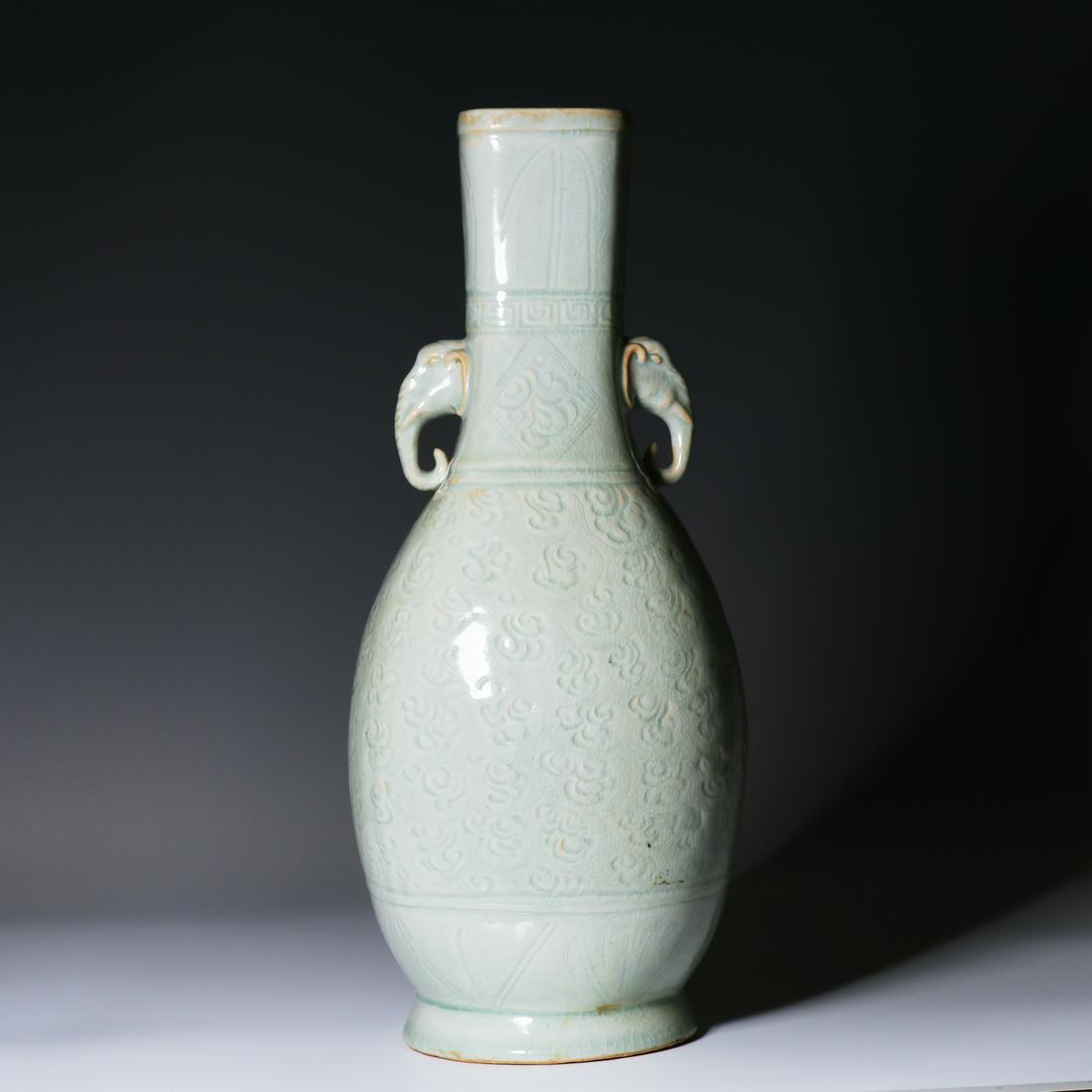 Celadon Guan Er vase of Ru kiln in Song Dynasty (1 of 6)