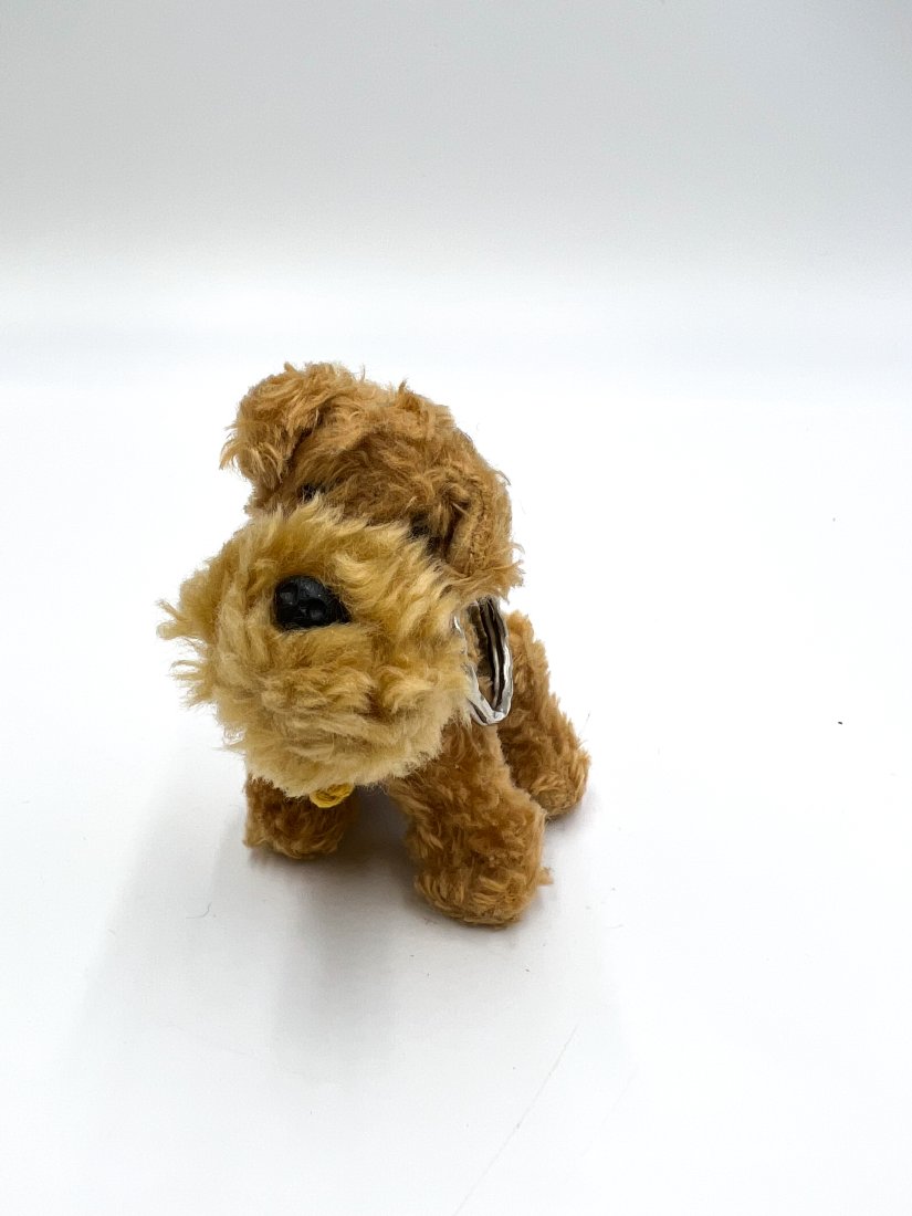 Vintage Russ Berrie Airedale Terrier Keychain: Vintage Russ Berrie Airedale Terrier Key Chain. DIMENSIONS/inch: 2.50 W x 3.50 H x 2.38 D