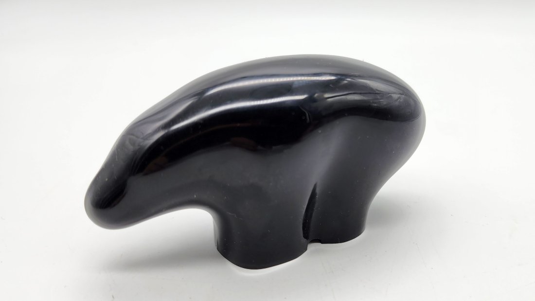 Native Zuni Carved Obsidian Bear Fetish 3.98 Inches Long: Native Zuni Carved Obsidian Bear Fetish 3.98 Inches Long. See photos for details as part of description. Excellent condition. Measures approximately: 3.98 inches long x 1.62 inches wide x 2.11 inches