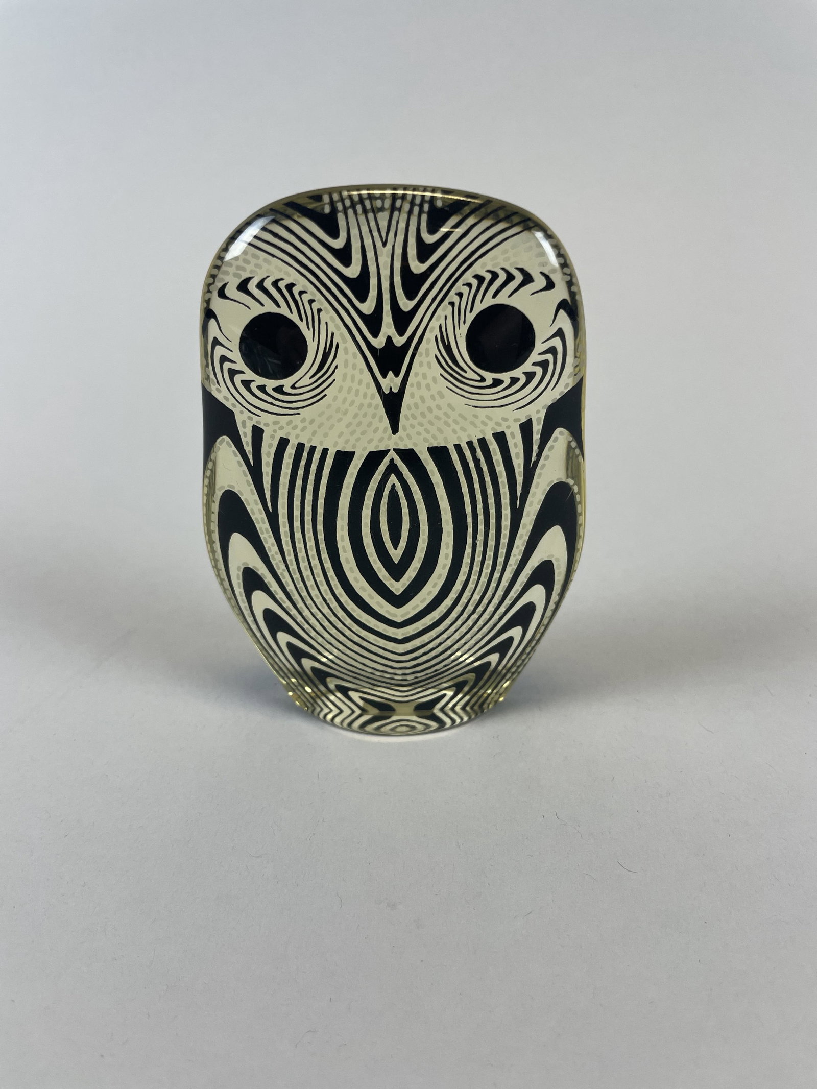 Palatnik Kinechromatic Lucite Owl Figure MCM: Abraham Palatnik Kinechromatic lucite owl figure. Dimension 4 inches H. 2 3/4 inches W. Condition: very good, some light scratches to base.