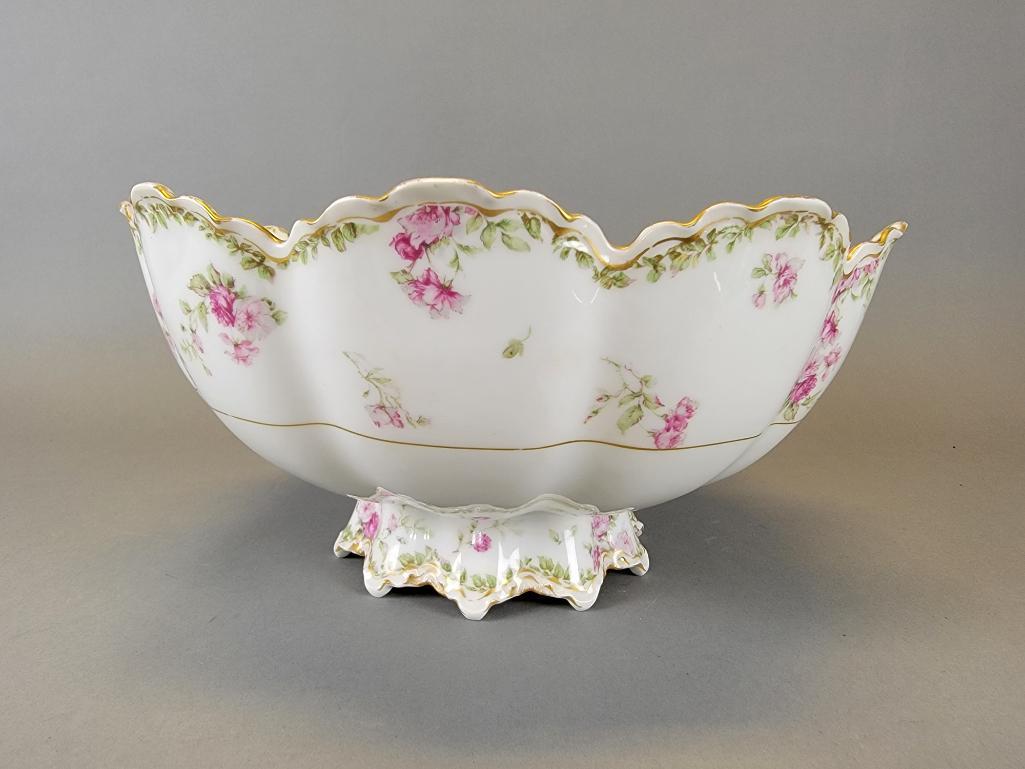 LG Antique Haviland Limoges Porcelain Centrepiece: Large French white porcelain punch bowl or centrepiece bowl; features scalloped edges and decoration to interior and exterior of bowl in gilt and pink roses / green leaves. Body to bowl surmounting a 